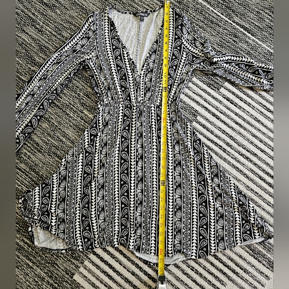 Express Brand / Black & White Dress - Picture 4 of 8
